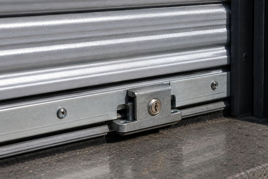 Detalle de cierre metálico con cerradura de seguridad en Comarruga